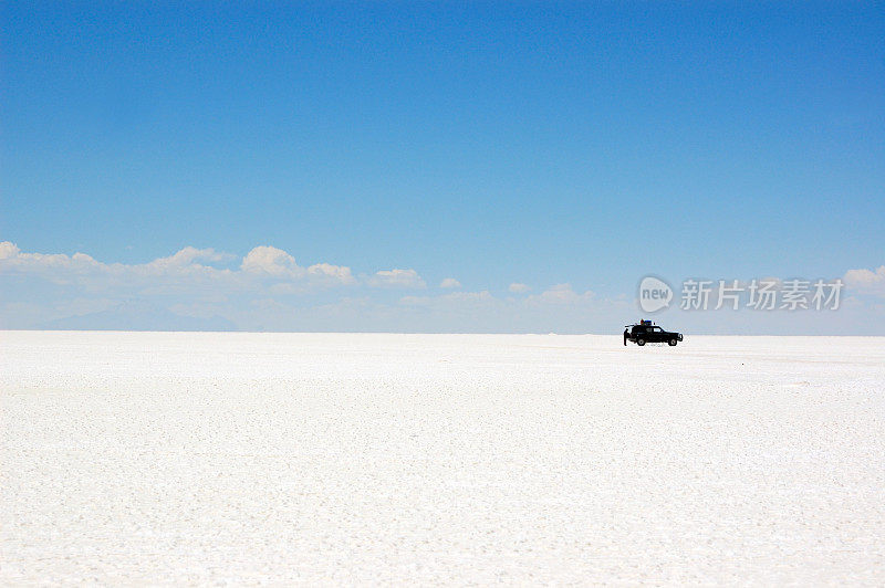 乌尤尼盐碱地的黑色吉普车