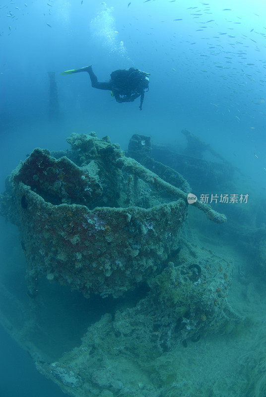 潜水员用大炮探测沉船