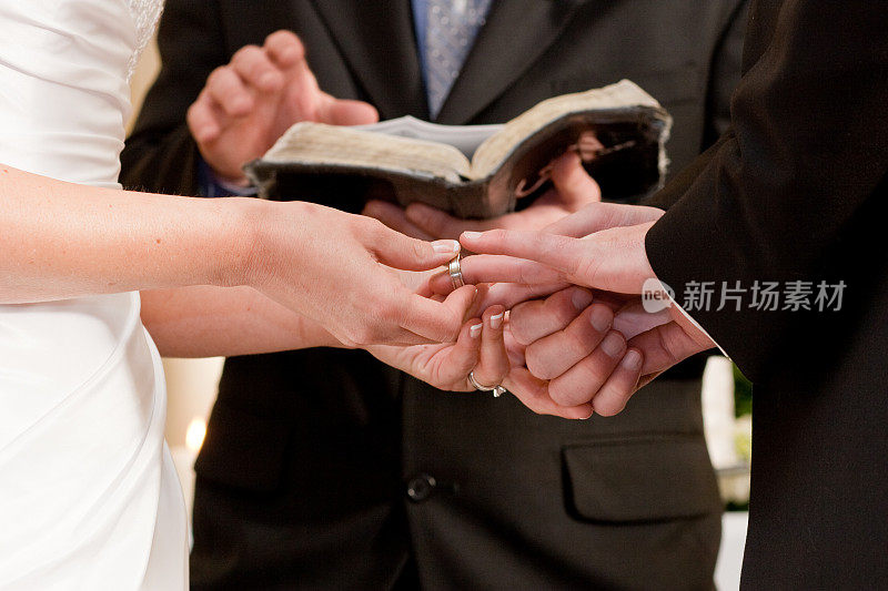与牧师交换结婚戒指仪式新娘和新郎