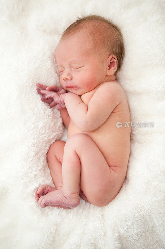 熟睡的新生儿胎儿的位置上白色的皮毛