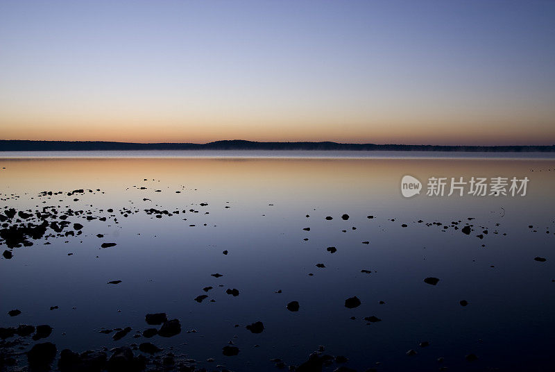 微坝湖与日出