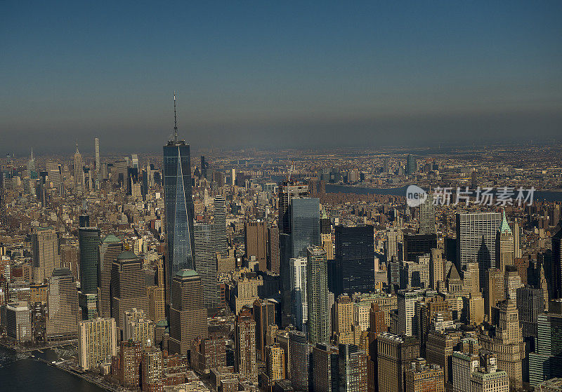 从直升机上鸟瞰纽约市的天际线