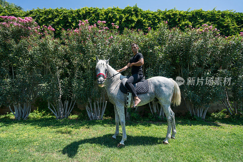 年轻人喜欢在大自然中骑马