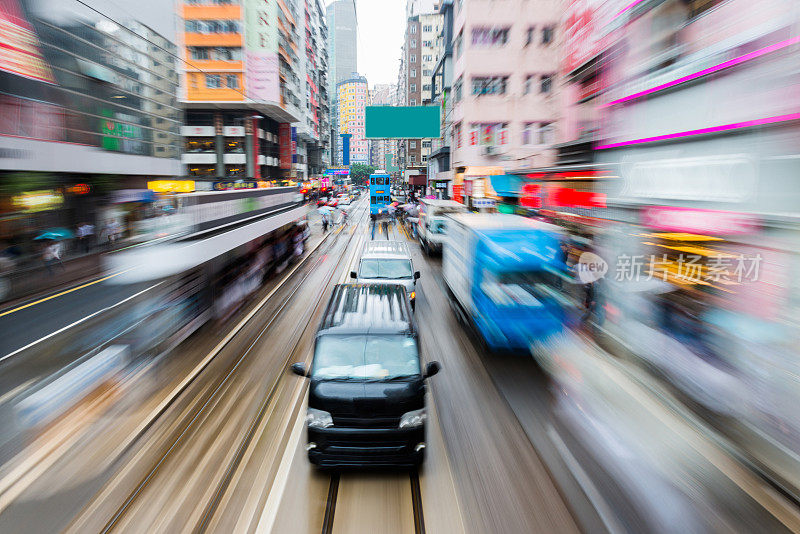 灯光痕迹和模糊的汽车在道路上的照片