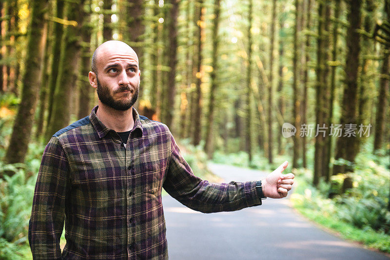 在森林里搭顺风车的男人