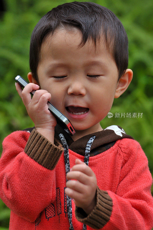 小男孩在用手机说话