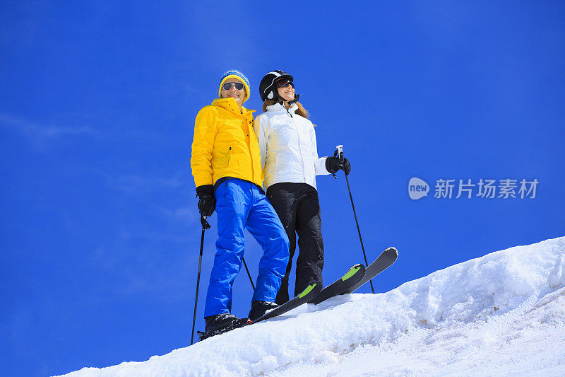 冬季运动男女滑雪者享受着休息