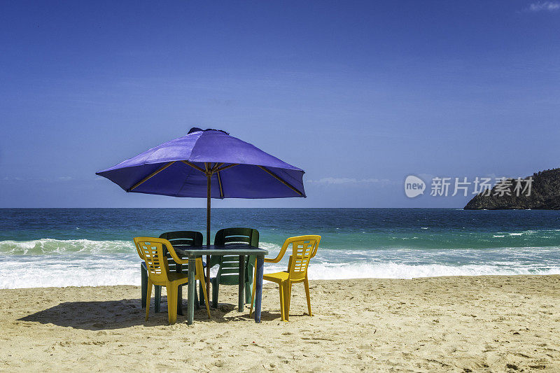 加勒比海滩上的雨伞和躺椅