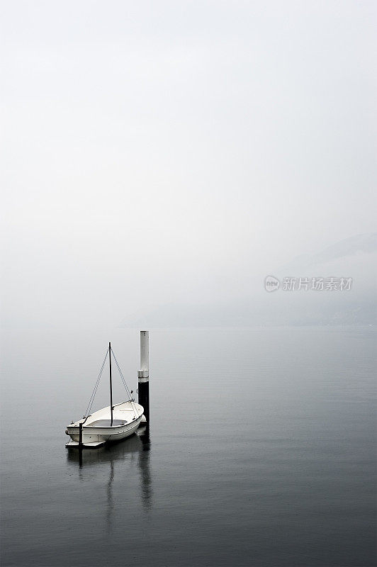 湖上雨中的孤独之舟