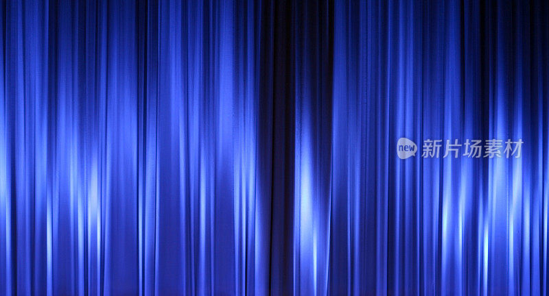 剧院里拉着蓝色的窗帘，空荡荡的