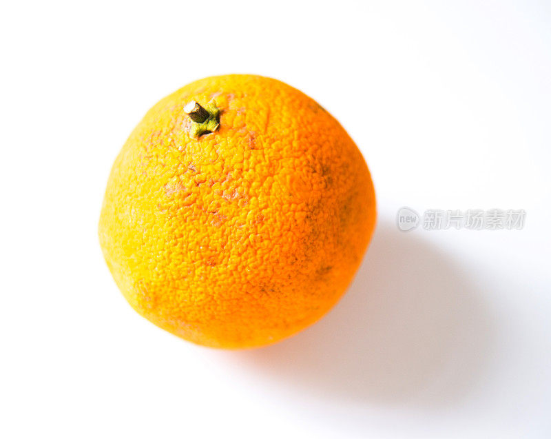 腐烂的橙子孤立在白色背景上