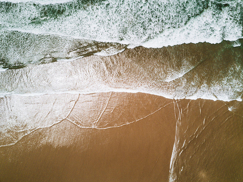 海滩上海浪的鸟瞰图