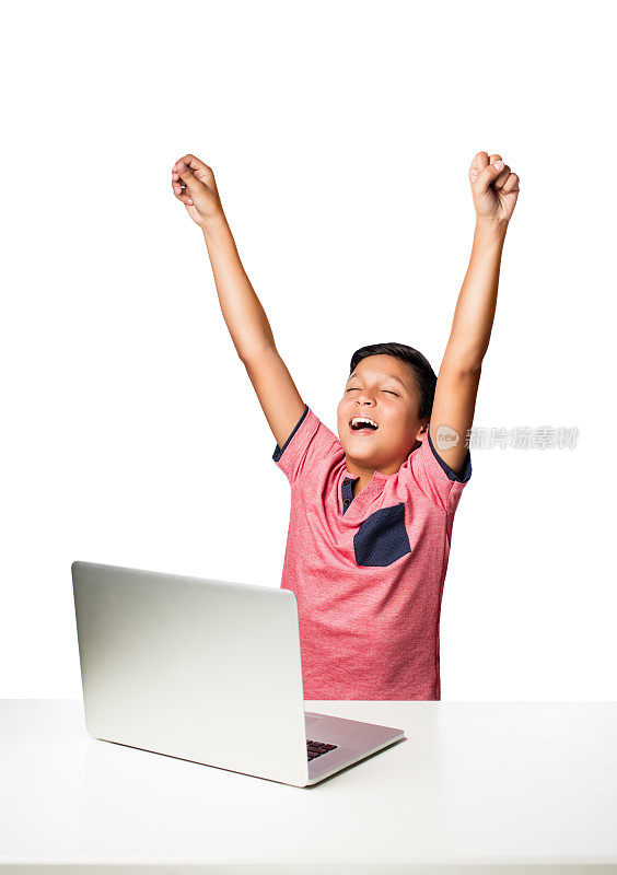 快乐的少年举起他的手提电脑