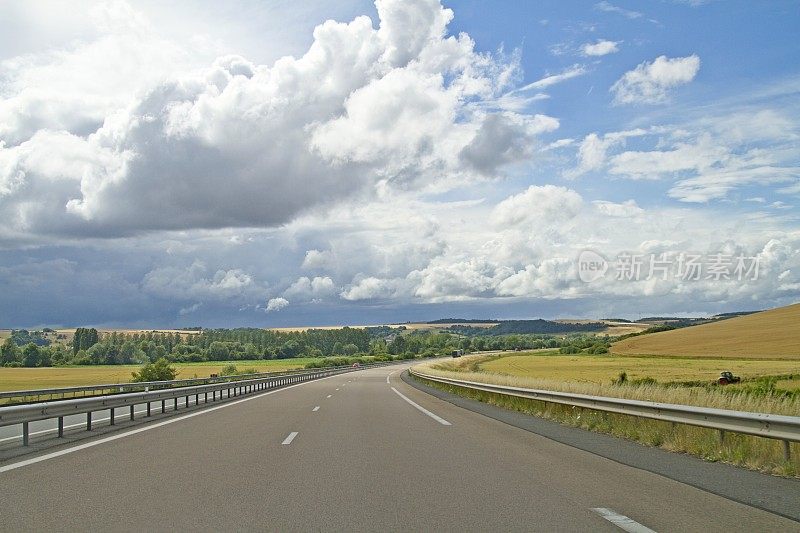 司机的视角在法国的高速公路，清澈的道路周围的法国乡村