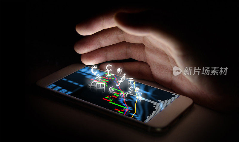 货币符号图标和智能手机与股票市场图形屏幕和手指与黑色背景。区块链，金融科技投资金融互联网技术概念。