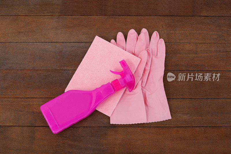 粉红色喷雾器，海绵和手套