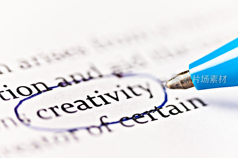 圆珠笔在打印文件中圈出“创造力”一词