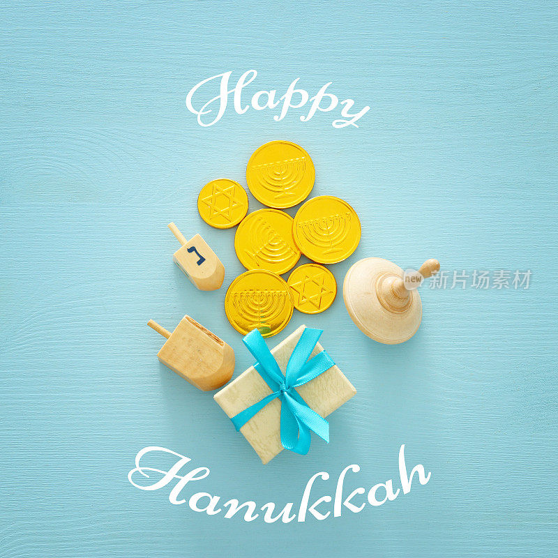 犹太节日光明节图像背景与传统旋转顶部和巧克力硬币