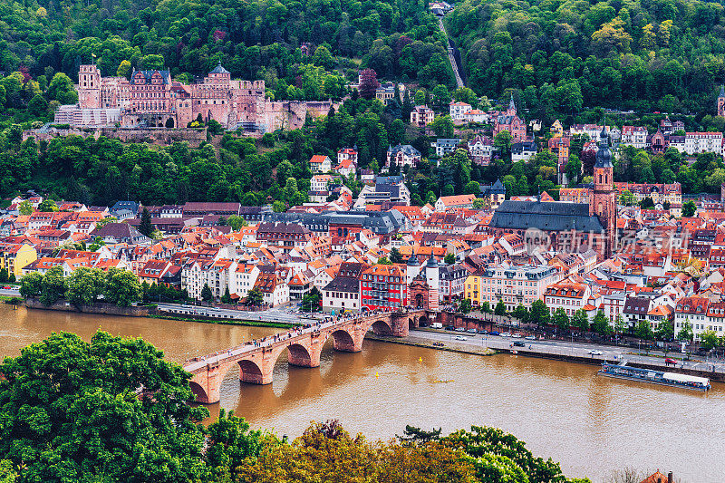 海德堡镇拥有著名的古桥和海德堡城堡，德国海德堡