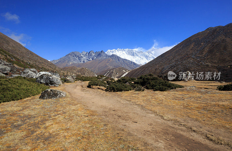 通往珠峰大本营的路上有美丽的山景