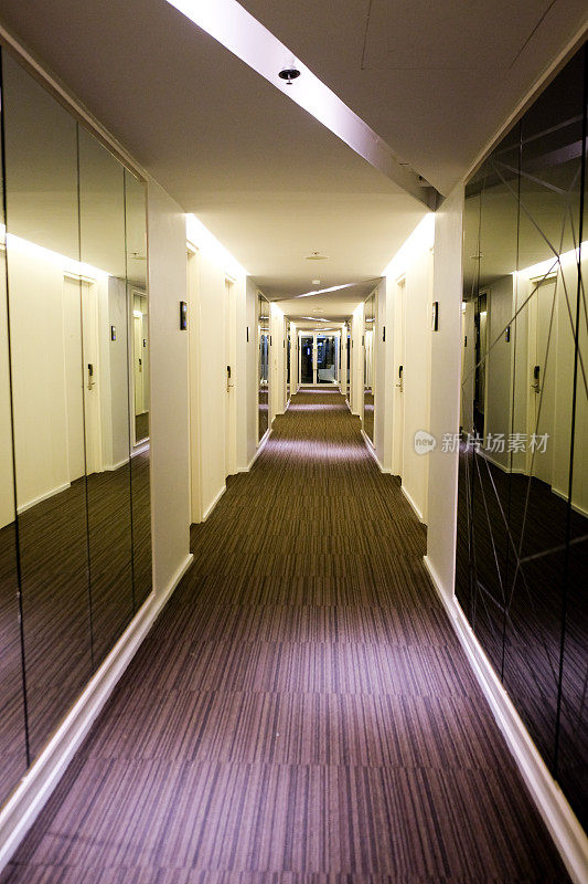 豪华酒店走廊走道。酒店的空走廊。