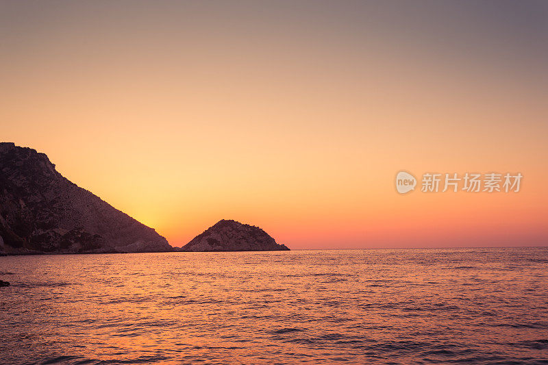 美丽的日落在海上。美丽的海景。迷人的海景。