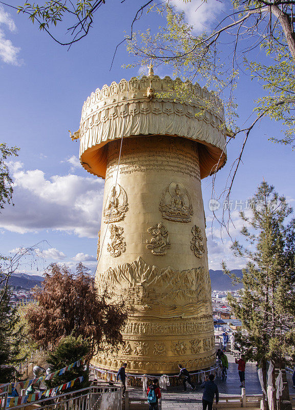 中国云南香格里拉独克宗古城的西藏传经轮
