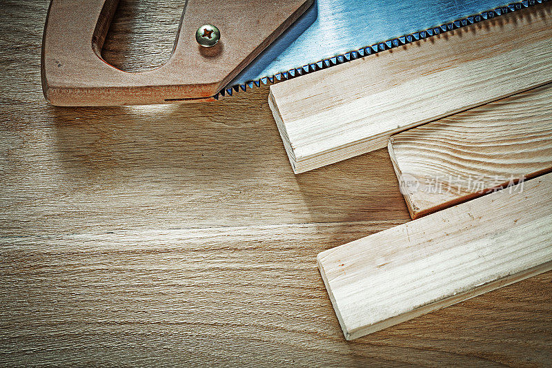 手锯木钉在木板上的构造概念