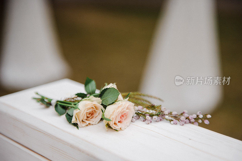 婚礼礼盒上的玫瑰。仪式。婚礼装饰。