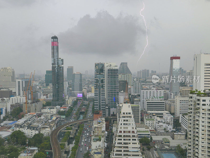 2017年4月29日，泰国曼谷市中心商业区出现闪电现象