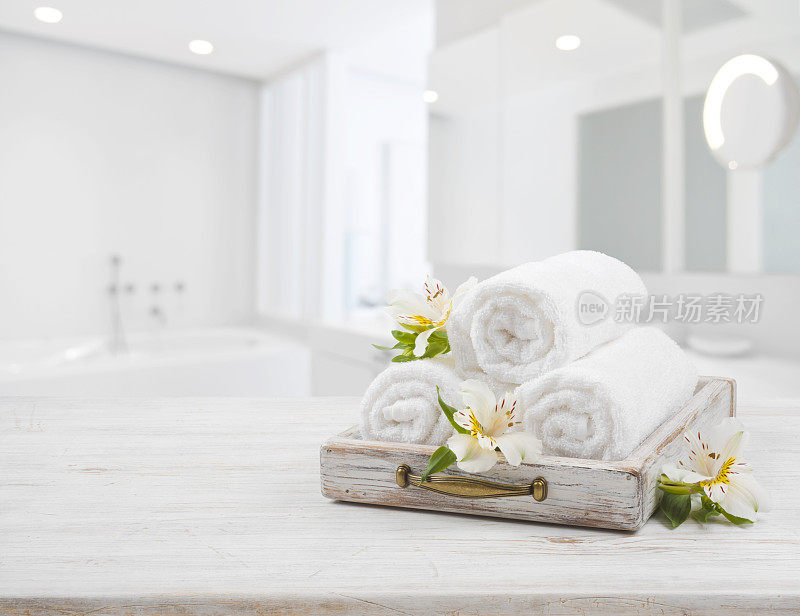 老式抽屉，温泉毛巾和兰花花在模糊的浴室