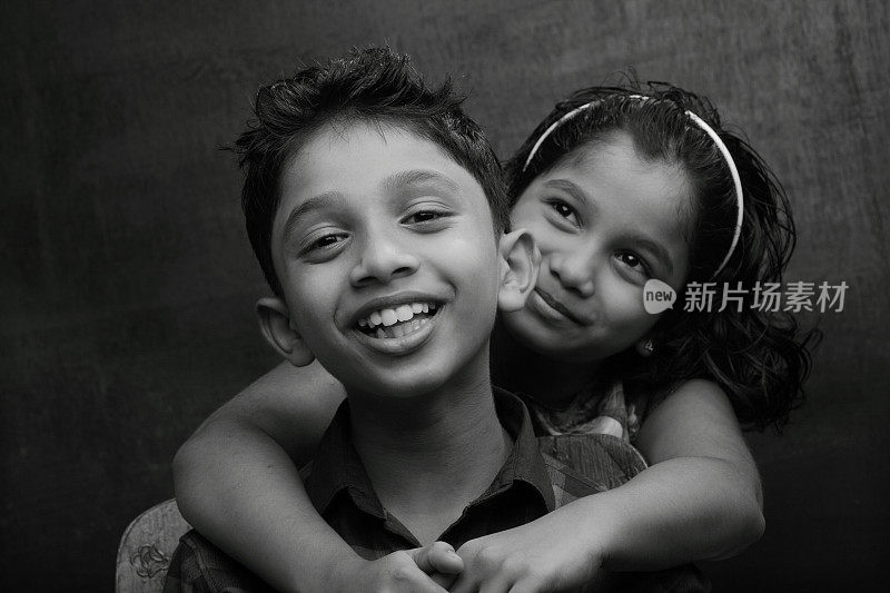 一个快乐的男孩和女孩的黑白肖像