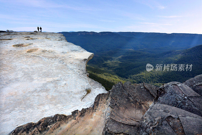 人们徒步在林肯岩石瞭望塔日落格罗斯山谷位于澳大利亚新南威尔士州蓝山