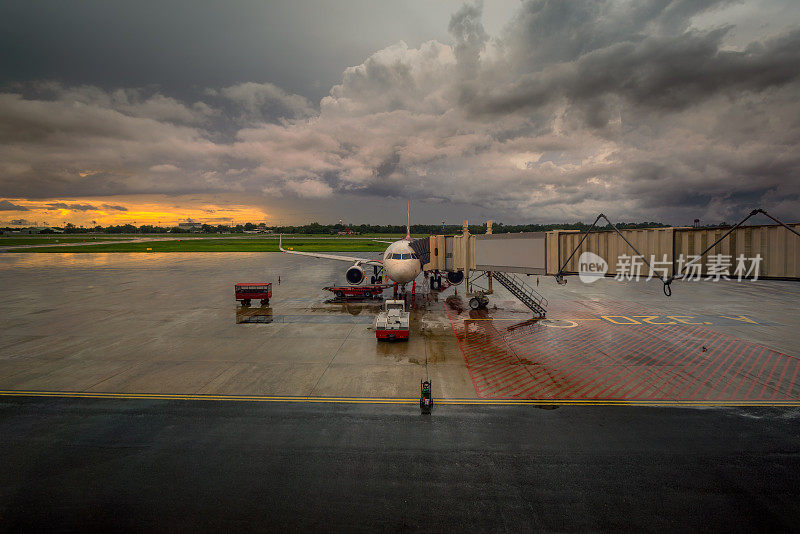 机场上空雷暴的乌云