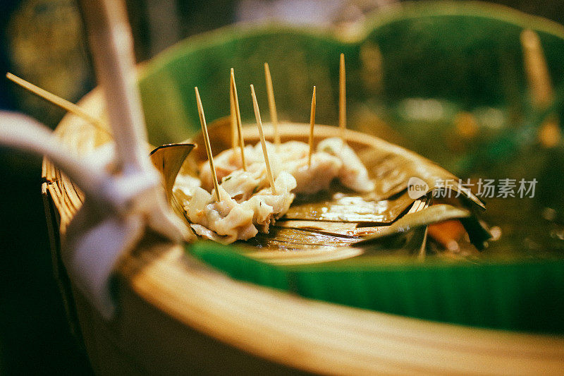曼谷市场上的泰国街头小吃——猪肉煎饺