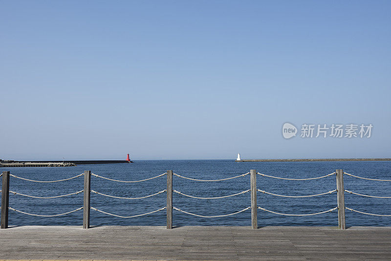 海港和灯塔景色。