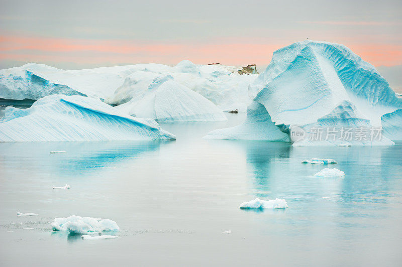 格陵兰岛大西洋岸边的蓝色冰山