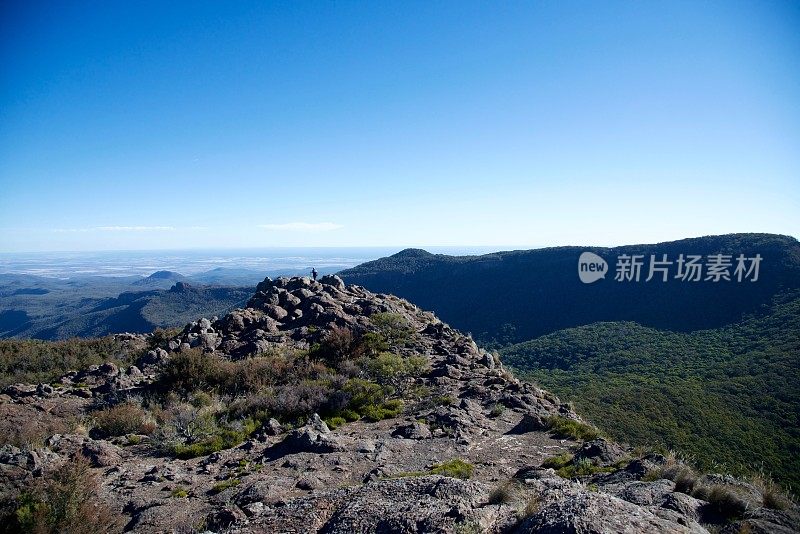 在山林中漫步，看风景