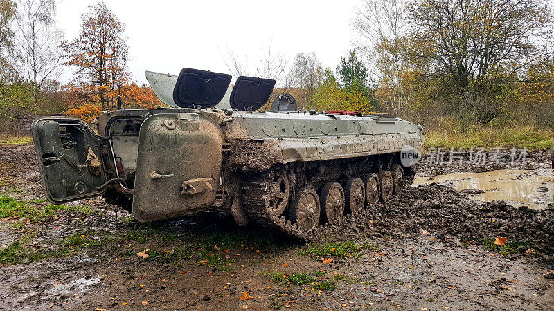 一辆战斗车辆开始在深泥中比赛。