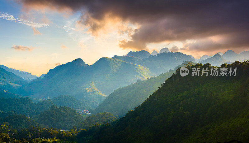 泰国北部的山景，日出和薄雾