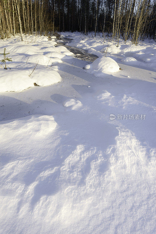 雪堆、风在雪面上雕刻出图案