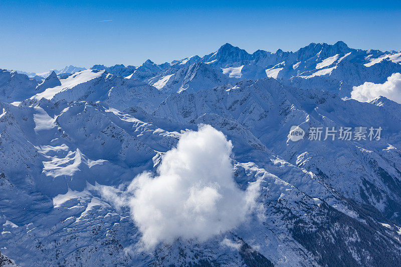 孤独的云穿越瑞士阿尔卑斯山，瑞士