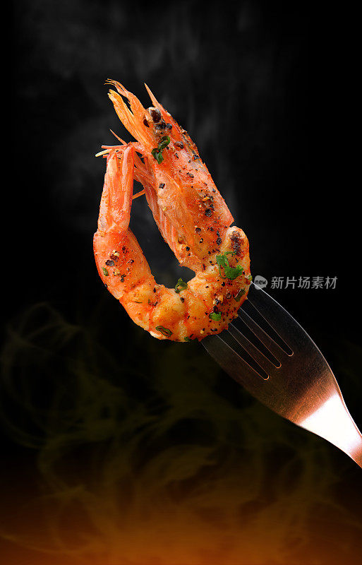 用辛辣食材烤对虾。