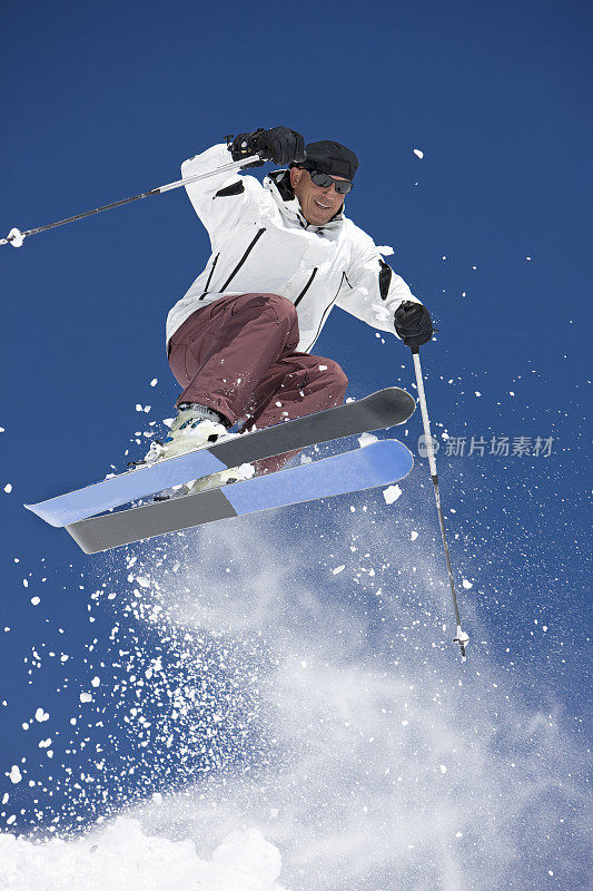 男人在蓝天下滑雪