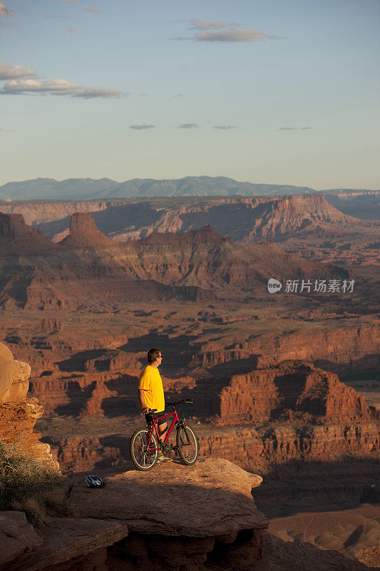 山地自行车手在峡谷地国家公园摩押，犹他州
