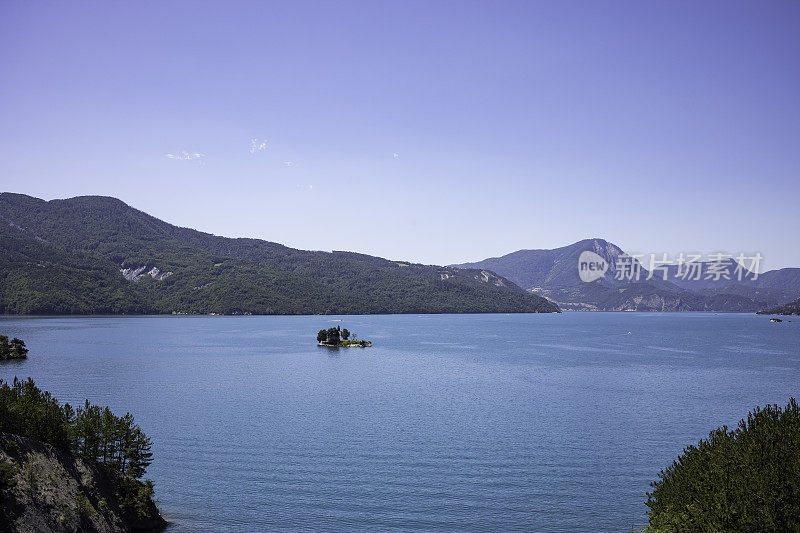 带教堂的山湖