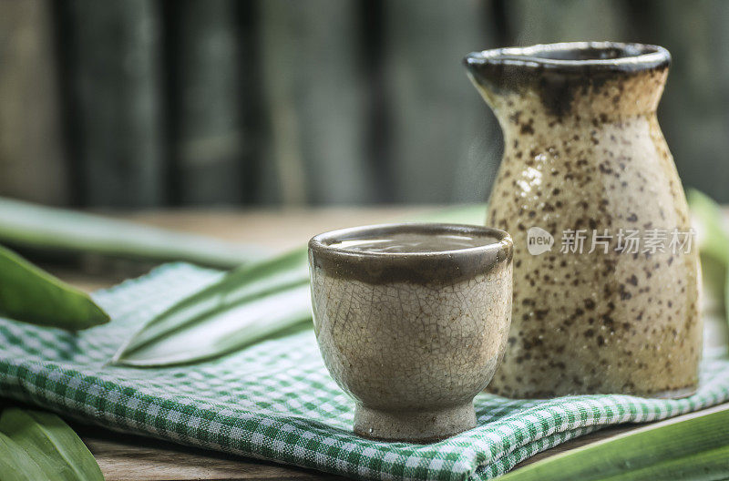 木桌上的古杯茶，漂亮的摆放，营造清晨饮茶的意境。