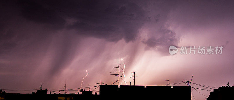 电闪云在城市建筑物上空形成雷暴雨