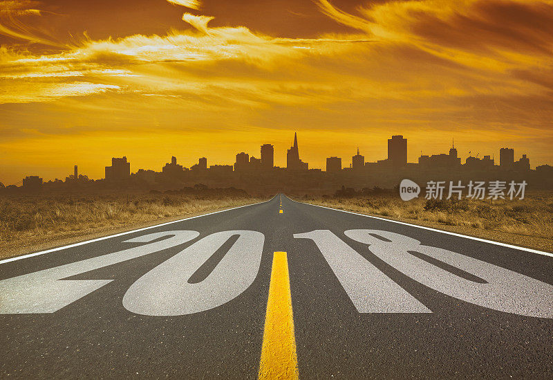 美国高速公路上画着“2018新年快乐”