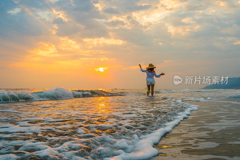 女人正奔向大海